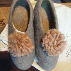 Mulxiply Pom Pom Felt Slippers - Light Grey + tan pom. Size 5-6